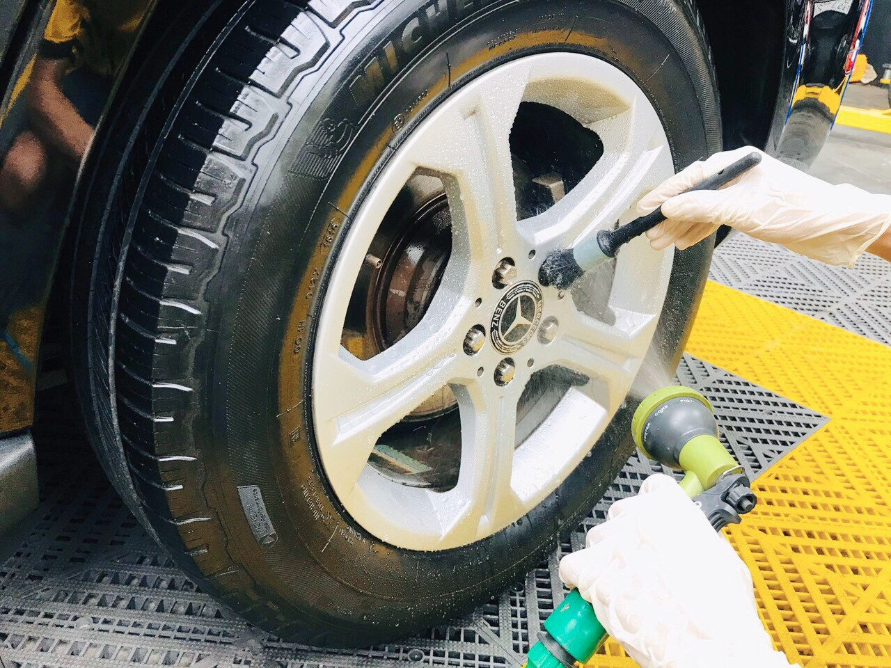 Kỹ thuật viên đang phủ Ceramic Coating cho mâm xe