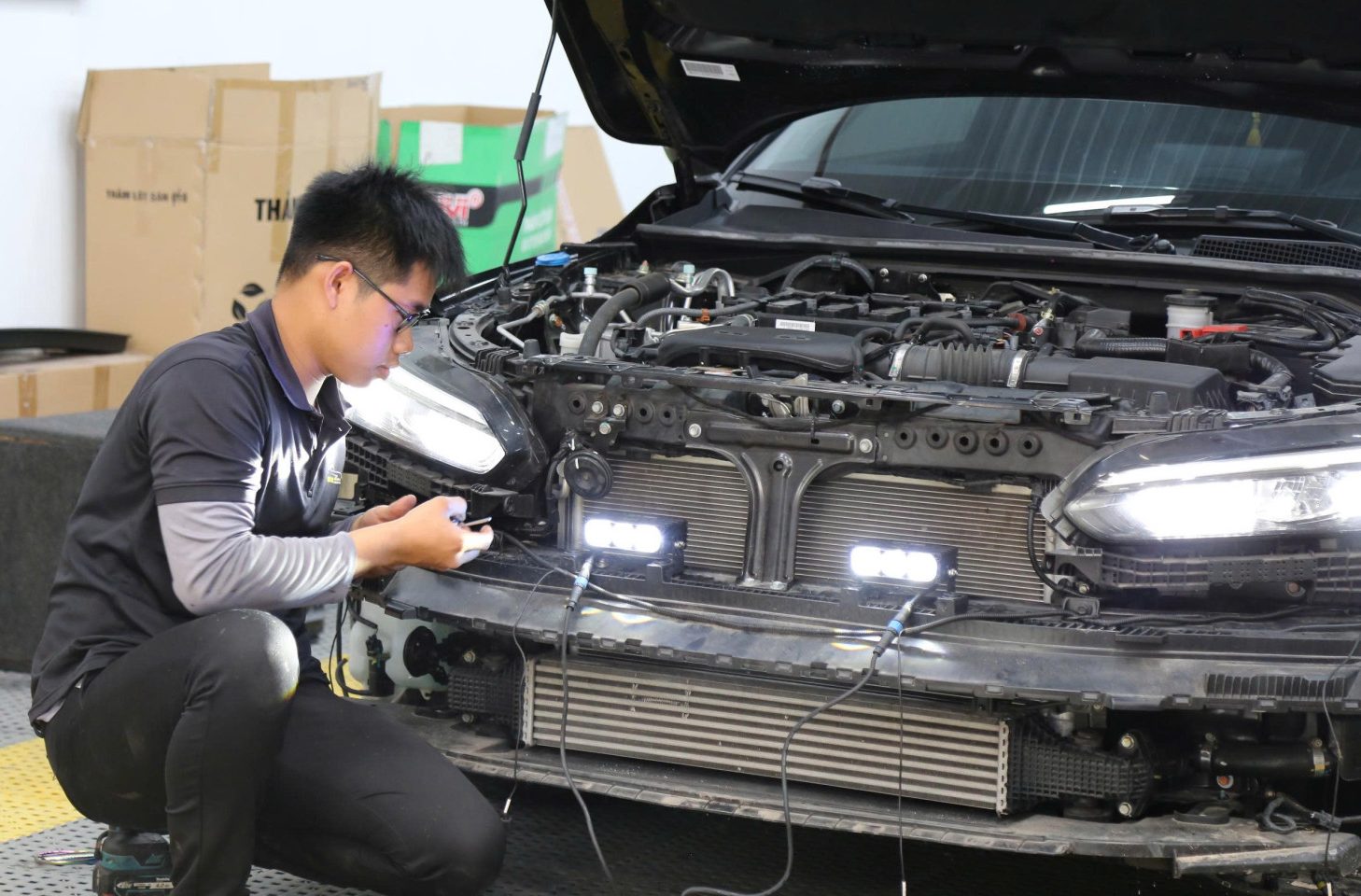 Kỹ thuật viên đang lắp đặt đèn một cách chuyên nghiệp, đi dây gọn gàng