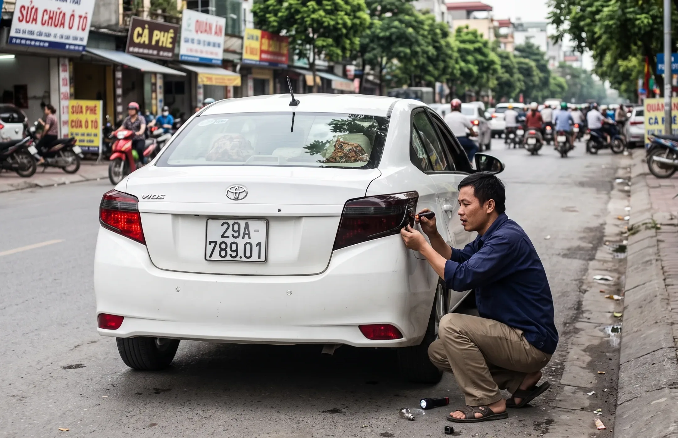 Tài xế đang kiểm tra đèn hậu ô tô