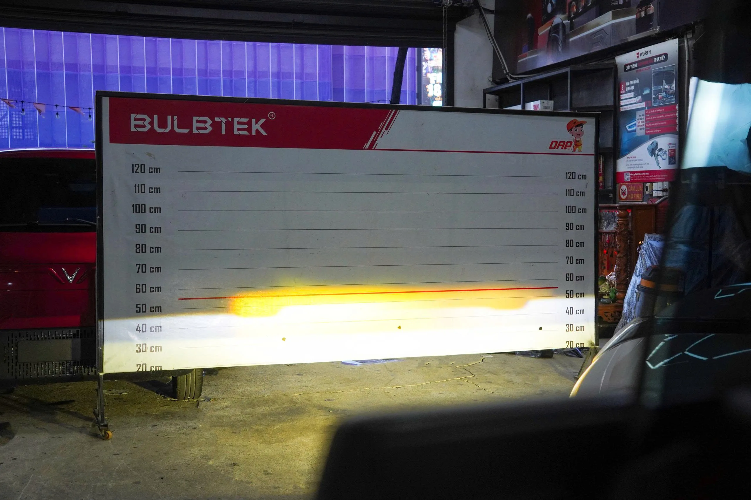 Ánh sáng pha của đèn trợ sáng Bulbtek Cyber 3 Steel